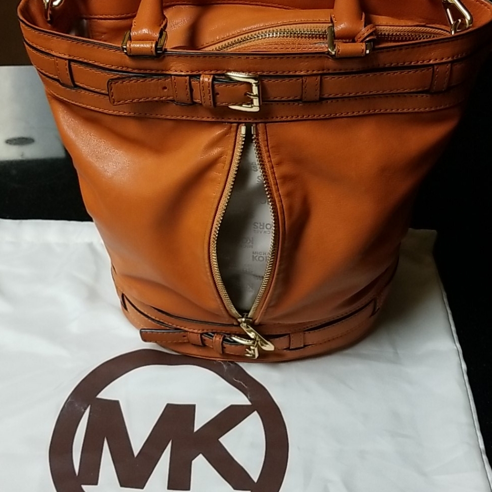 Michael Kors Bucket - Picture 5 of 16